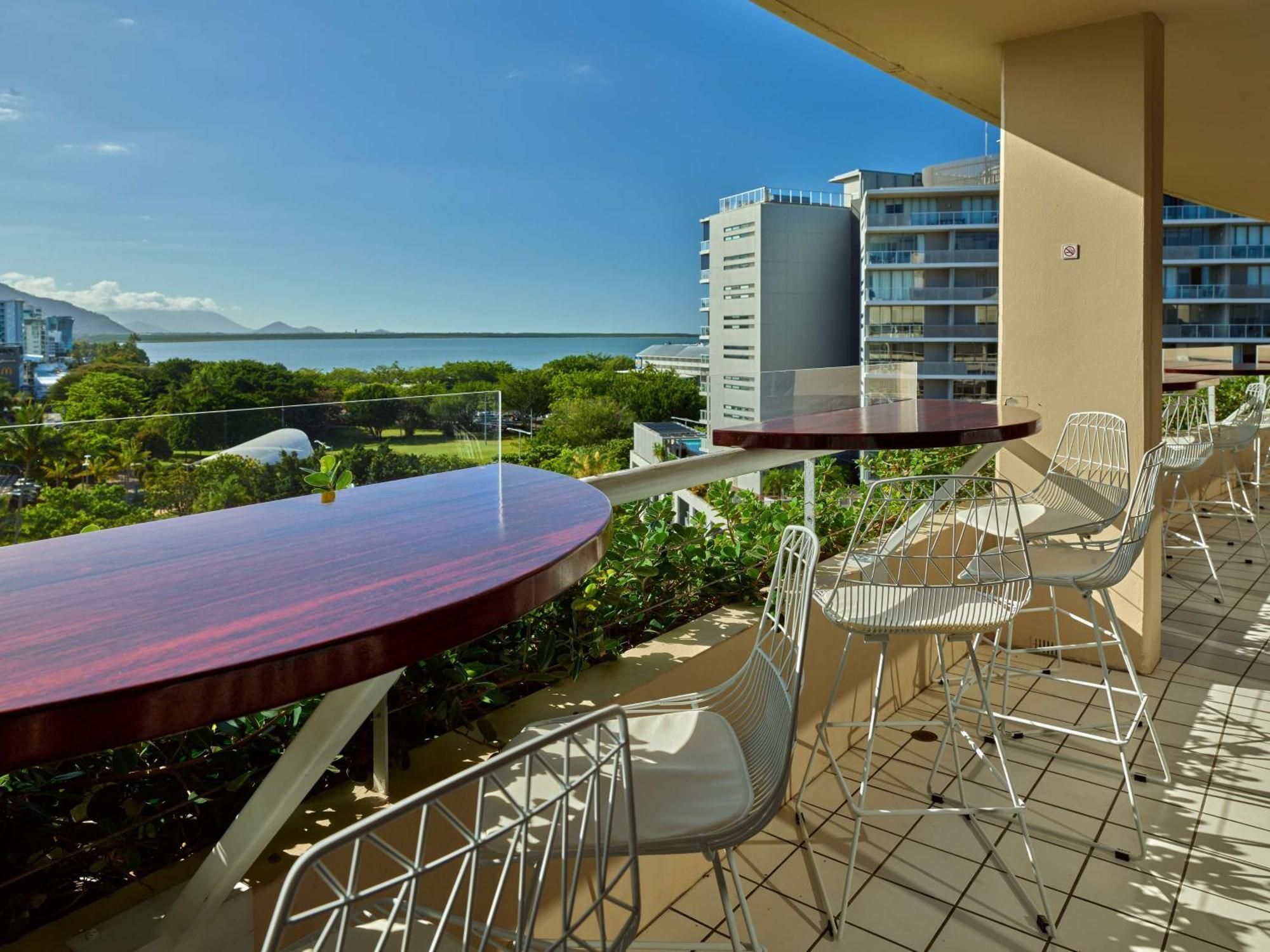 Hilton Cairns Hotel Exterior foto